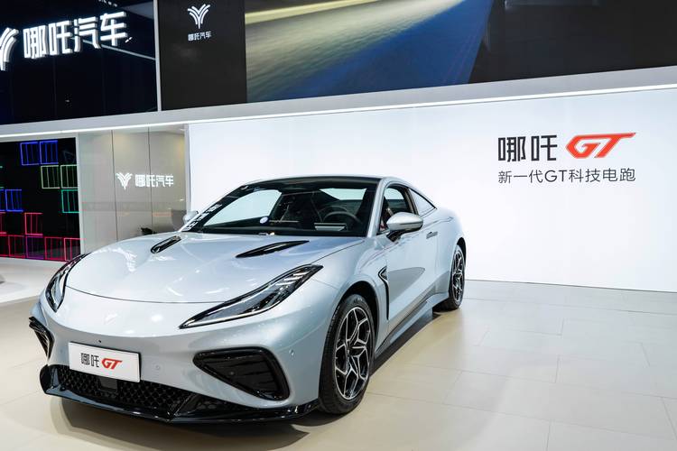 重庆263哪吒汽车在智能汽车领域的表现，领途汽车在新能源汽车市场中的影响力